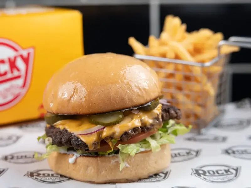 Hamburguesa Rocky con cheddar y papas