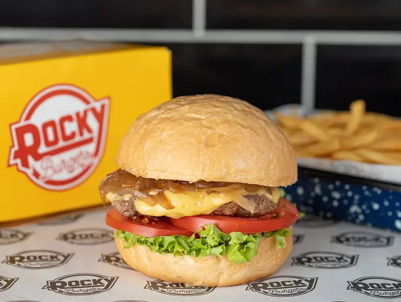 Hamburguesa Rocky clásica con cebolla caramelizada