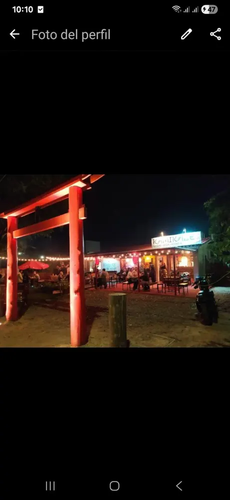 Fachada del restaurante Kamikaze Sushi House con puerta Torii en Ciudad de la Costa