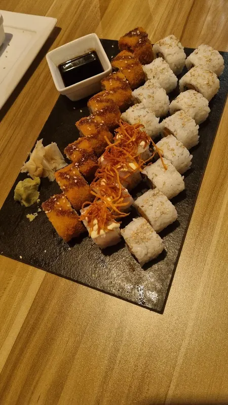 Plato de sushi frito y maki