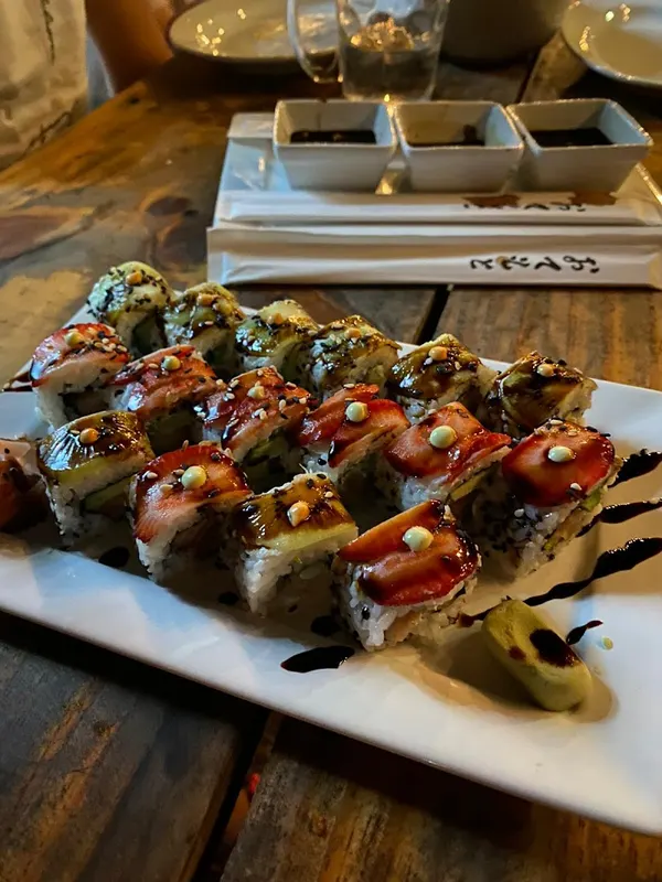 Roll de sushi con frutilla